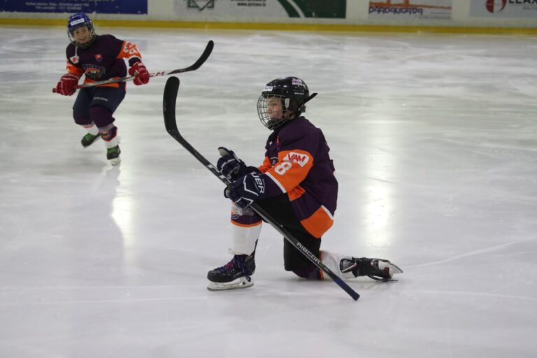 Hokejista Matúš Gubiš kľačí na ľade