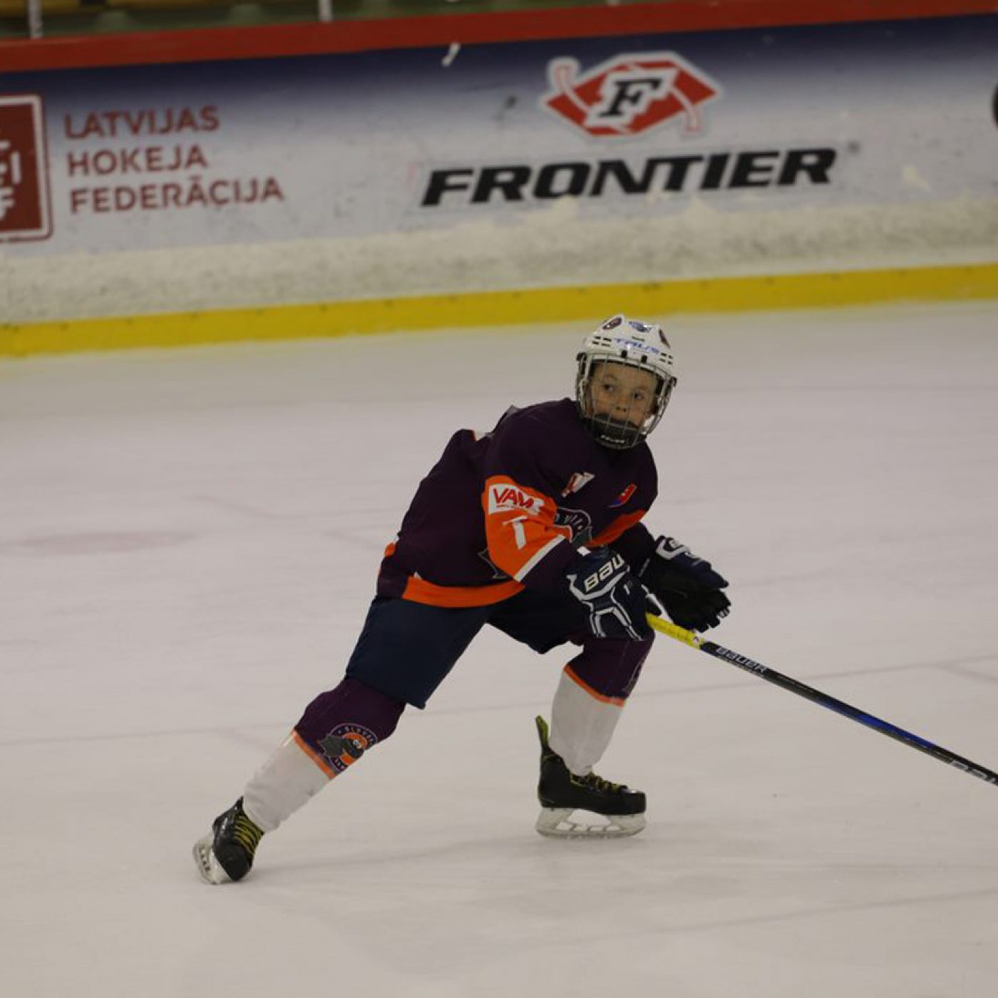 Tobias Béreš sa naťahuje s hokejkou