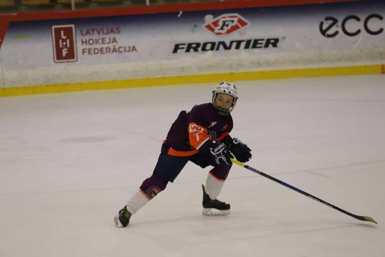 Tobias Béreš sa naťahuje s hokejkou