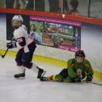 Hokejista Tobias Béreš po súboji pri mantineli