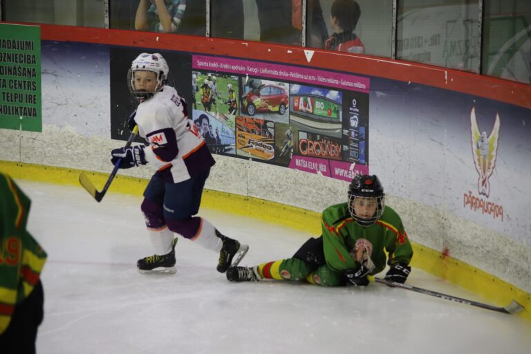 Hokejista Tobias Béreš po súboji pri mantineli