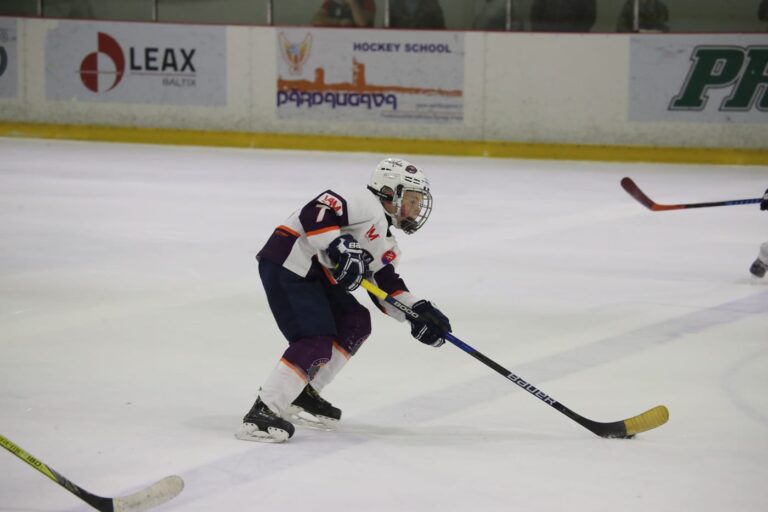 Hokejista Béreš Tobias korčuľuje s pukom