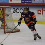 Hokejista Doboš Matej obieha s pukom bránu