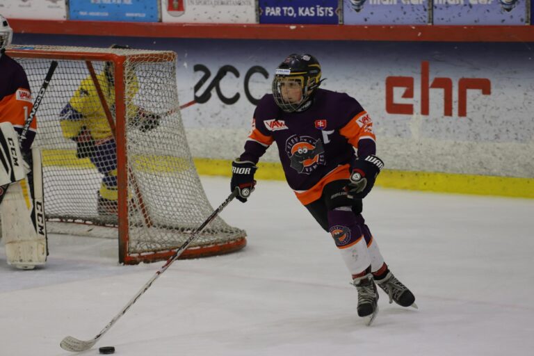 Hokejista Doboš Matej obieha s pukom bránu