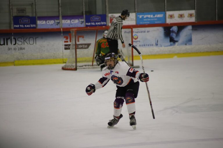 Hokejista Doboš Matej sa teší zo streleného gólu