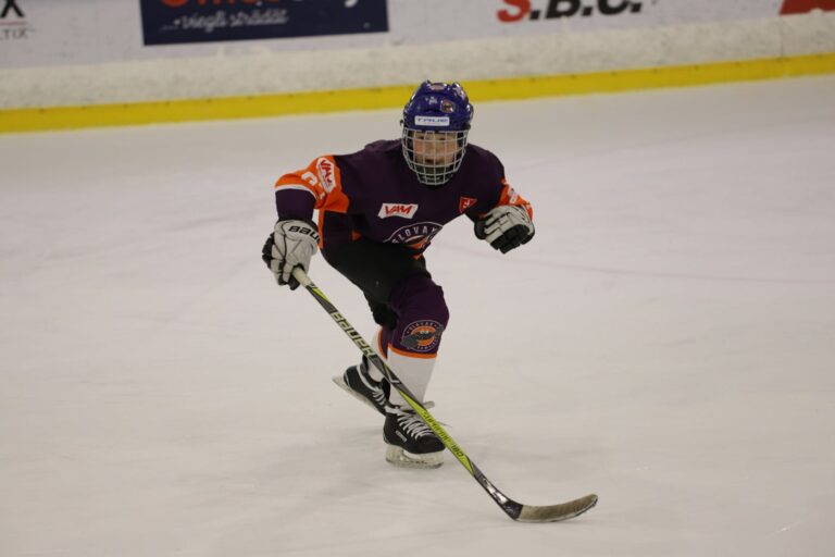 Hokejista Matala Marcel korčuluje za pukom