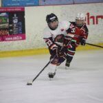 Hokejista Timon Potočný sa chystá nahrať spoluhráčovi