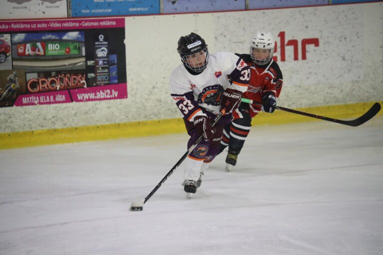 Hokejista Timon Potočný sa chystá nahrať spoluhráčovi