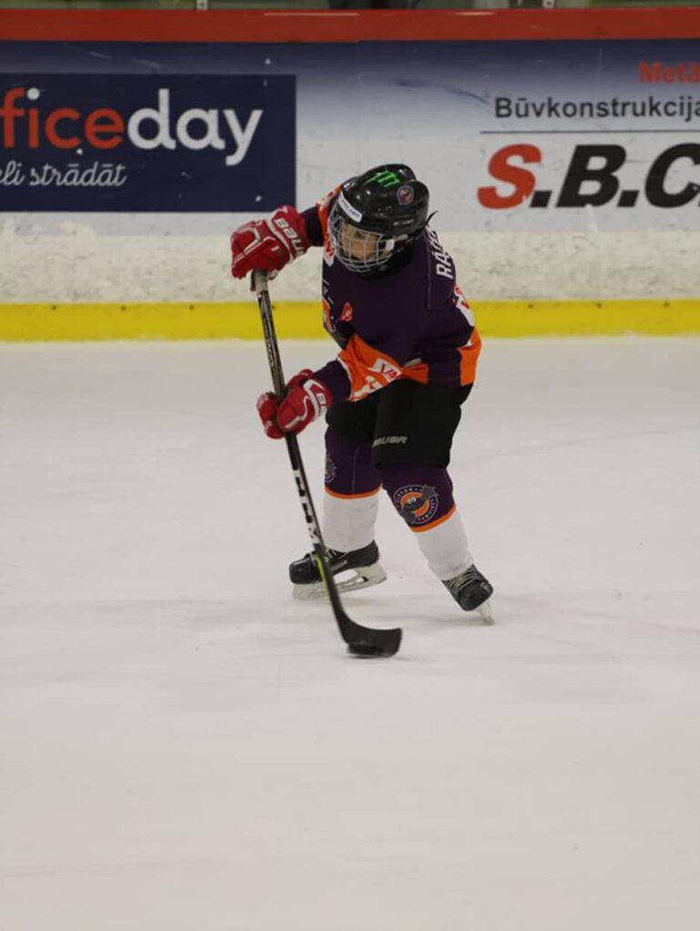 Hokejista Ráček Michal strieľa