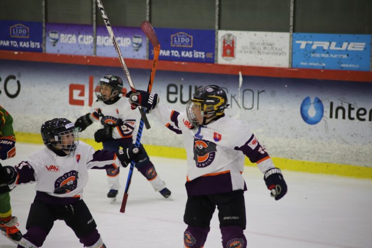 Traja hokejisti sa tešia z vyhratého zápasu