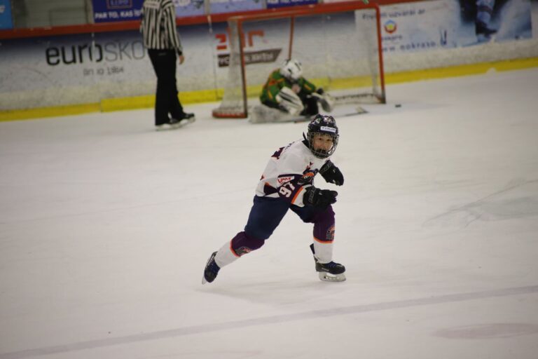 Hokejista korčuluje