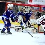 Hokejista Melichárek útočí na bránu