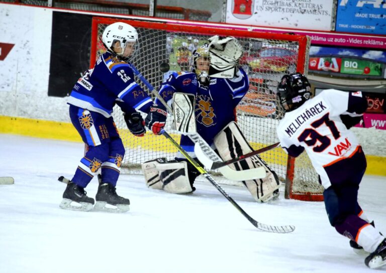 Hokejista Melichárek útočí na bránu