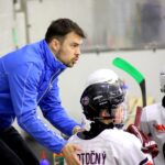 Tréner povzbudzuje hráčov