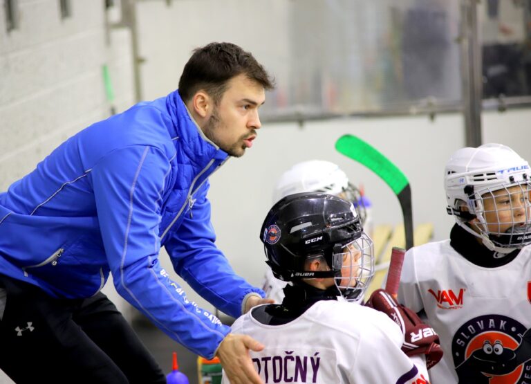 Tréner povzbudzuje hráčov