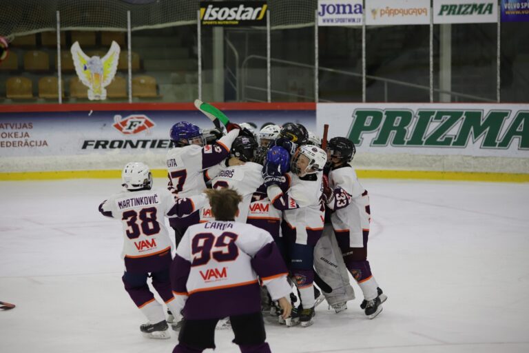 Hokejisti sa tešia po zápase